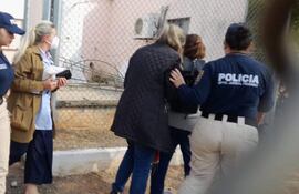 Las educadoras Carolina Urbieta, Olga Feltes y Gabriela Santiviago, en la cárcel de Coronel Oviedo.