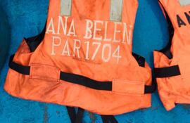 Chaleco salvavidas hallado en medio de la búsqueda de los tripulantes de una embarcación paraguaya que naufragó en Magallanes, Chile. Solo uno fue hallado con vida.