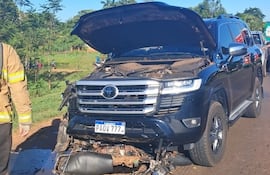 La camioneta del concejal departamental y la motocicleta quedaron con daños materiales.