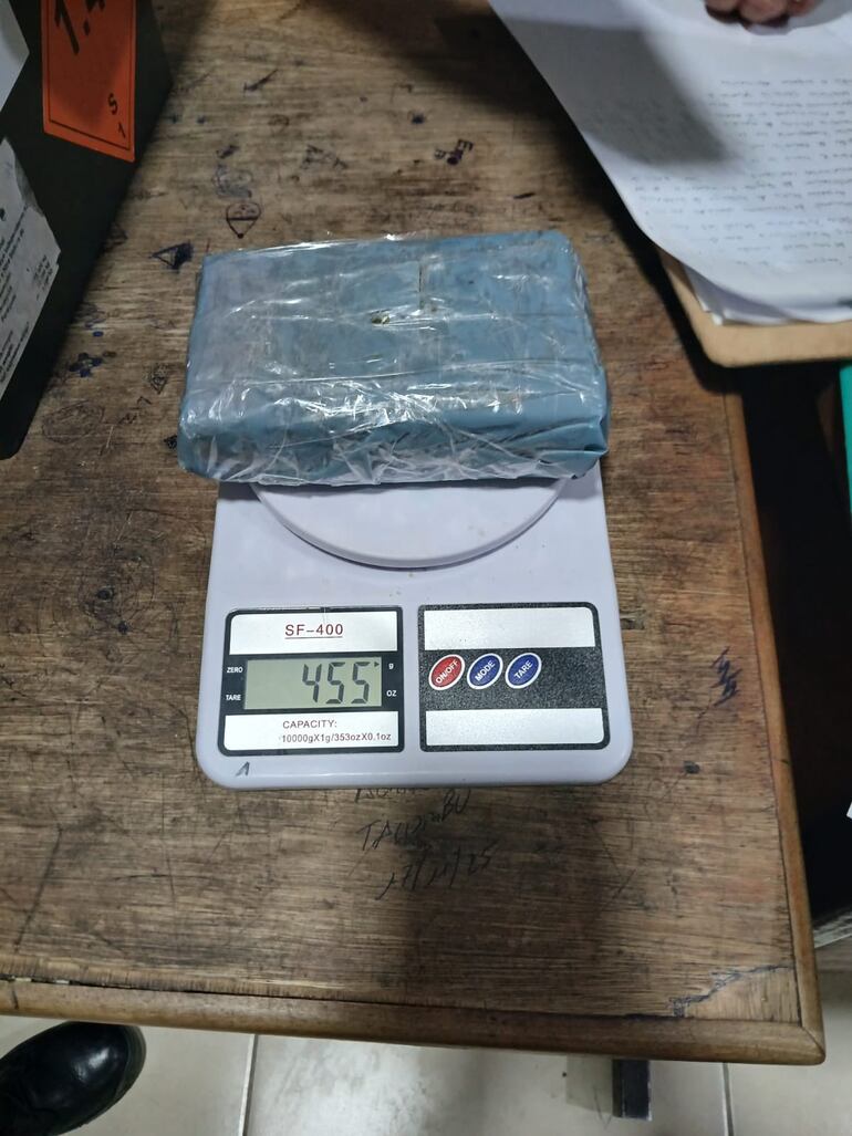 Paquetes que fueron arrojados desde la calle hacia la Penitenciaría Nacional de Tacumbú, con marihuana.