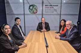 El ministro de Economía, Carlos Fernández Valdovinos, con los representantes de la calificadora de riesgo Moody's (foto del MEF publicada en redes sociales).