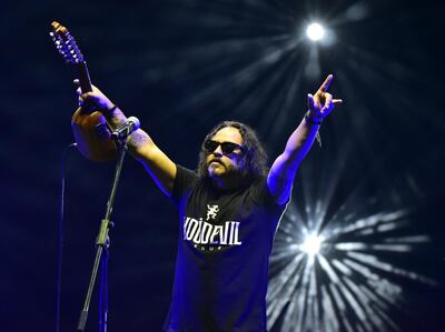 Salamandra encendió al público con una lluvia de éxitos.