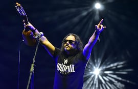 Salamandra encendió al público con una lluvia de éxitos.