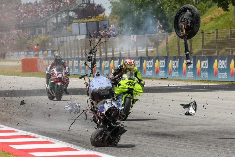 Momentos después del impacto de la moto del español Alex Márquez, que fue trasladado en ambulancia hasta un hospital para una mejor atención médica. 
