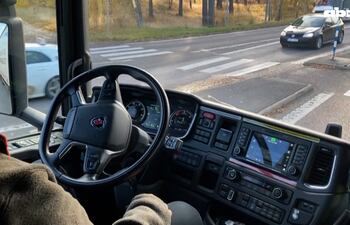 El fabricante de camiones Scania no es la única empresa en desarrollar vehículos autónomos, pero recientemente se convirtió en la primera en realizar pruebas en Europa para transporte de mercancías.