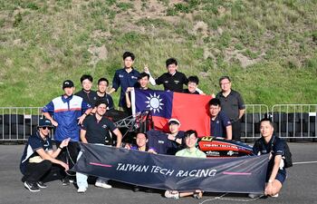 Becarios paraguayos ganan junto a sus compañeros, de la Universidad Nacional de Taiwán (Taiwán Tech), el importante Trofeo Harry Watson, en la competencia torneo Formula SAE de Australasia.