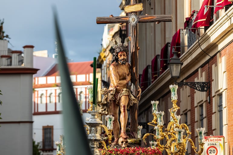La Hermandad de El Sol de Sevilla con dos carrozas el misterio de la Exaltación de la Santa Cruz y la carroza de Nuestra Señora del Sol durante la procesión de la Semana Santa en Sevilla, España.