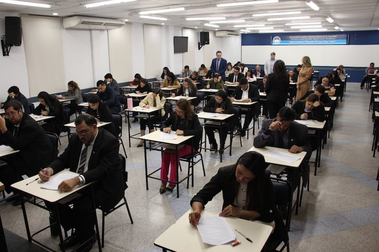 Abogados que se presentaron a los exámenes de conocimientos generales en la Escuela Judicial, del Consejo de la Magistratura.