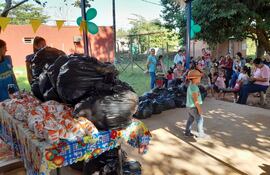 Dequení entregó prendas de vestir a familias y niños de la localidad de Ypané. Foto; Higinio R. Ruiz Díaz.