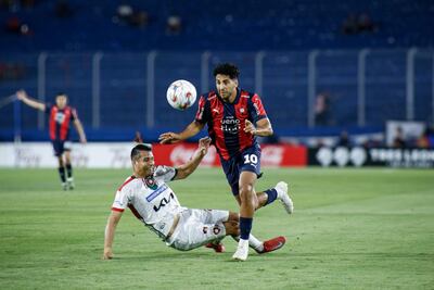 El delantero de Cerro Porteño, Cecilio Domínguez escapa del lateral de Atlético Tembetary, Víctor Barrios.