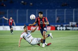 El delantero de Cerro Porteño, Cecilio Domínguez escapa del lateral de Atlético Tembetary, Víctor Barrios.