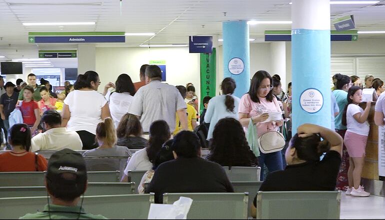 Asegurados aglomerados en el Hospital Ingavi, esperando por asistencia médica. 