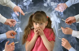 Niña expuesta al humo de cigarrillos.