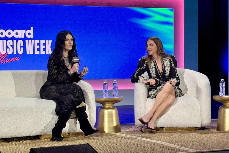 Laura Pausini habla junto a la directora ejecutiva para contenido y programación latina de la revista Billboard, Leila Cobo durante el segundo día de la Semana de la Música Latina de Billboard, en el teatro The Fillmore de Miami Beach (Estados Unidos). (EFE/ Pedro Pablo Cortés)
