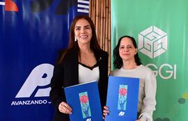 Blanca Brítez, directora ejecutiva de Financiera Paraguayo Japonesa, y María José López, gerente del Programa País en Paraguay.