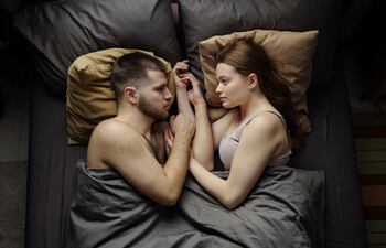 Pareja en la cama.