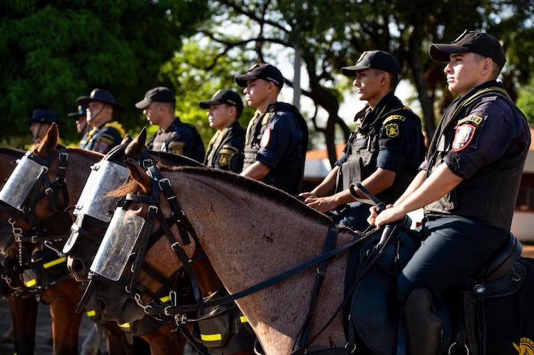 Entre las donaciones de Itaipu a la Policía Nacional se destacá 20 equinos