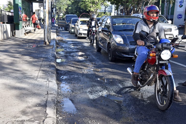 Mcal Lopez y Cruz del Defensor en mal estado. Motociclistas deben esquivar profundos baches.