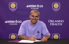 El francés Antoine Griezmann durante la firma de contrato con Orlando City.
