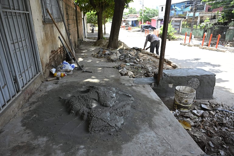Vecinos de Lidio Cantaluppi arreglaron la vereda destruida por el accindente.