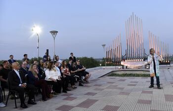 El creador del órgano de agua, Fernando "Amberé" Feliciángeli, explicando su funcionamiento durante la inauguración.