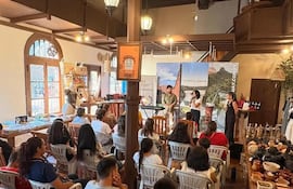 Las clases gratuitas de música en Casa Büttner se han convertido en un punto de encuentro que atrae a jóvenes y familias, llenando de ritmo y alegría los viernes por la tarde.