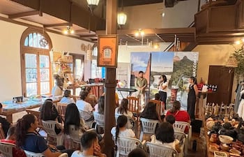 Las clases gratuitas de música en Casa Büttner se han convertido en un punto de encuentro que atrae a jóvenes y familias, llenando de ritmo y alegría los viernes por la tarde.