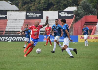 El atacante Dionicio Pérez intenta quebrar la resistencia del zaguero Andrés Duarte. (Foto: APF)