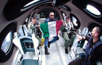 Fotografía cedida hoy por Virgin Galactic que muestra a personas en su anterior vuelo espacial comercial, Galactic 01. La compañía Virgin Galactic, del multimillonario Richard Branson, realizará este jueves su segundo vuelo comercial suborbital con un avión espacial reutilizable que despegará desde Nuevo México (EE.UU.) propulsado por otra nave y con tres turistas y tres tripulantes a bordo. Según un comunicado de la empresa, el Galactic 02 es el séptimo vuelo espacial de Virgin Galactic, su segundo vuelo espacial comercial y el primero con turistas.