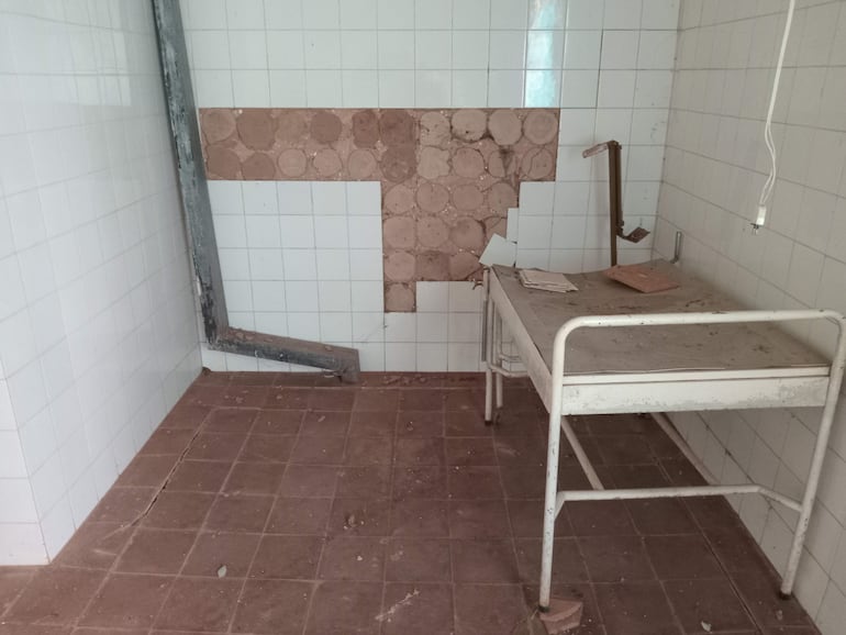 Algunos mobiliarios de la institución siguen en las salas del local abandonado por la falta de lugar para resguardar  
