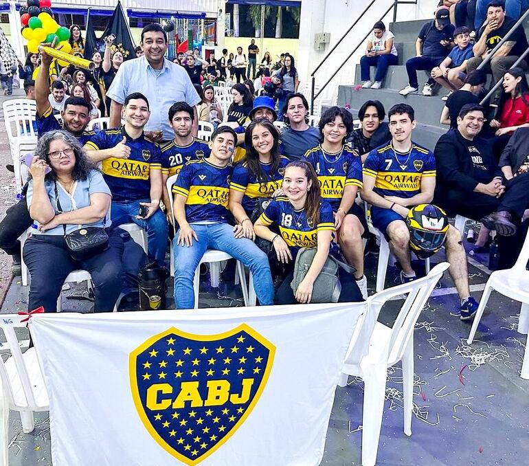 Los colores del famoso club argentino Boca Juniors no faltan en las En competencia las Olimpiadas Universitarias del Nihon Gakko