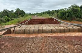 Aguardan respuesta del MOPC para reparar camino que quedó cortado tras desborde del arroyo Tacuary.