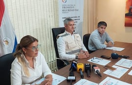 Hernán Jiménez(c), director de la Agencia Nacional de Tránsito y Seguridad Vial, junto a Susana Medina (i), directora de Licencias y Miguel Aquino (d), director de Infraestructura Vial, en conferencia de prensa, este miércoles.