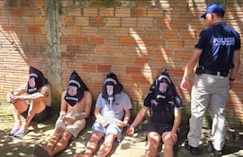 Los intervinientes detuvieron a cuatro sospechosos en el inquilinato allanado.