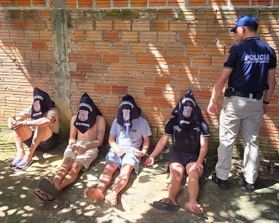 Los intervinientes detuvieron a cuatro sospechosos en el inquilinato allanado.