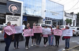 Pacientes oncológicos se manifestaron frente a la Dirección Nacional de Contrataciones Públicas (DNCP).