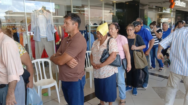 Adultos mayores soportan largas filas y calor extremo para cobrar pensión en BNF de San Lorenzo.