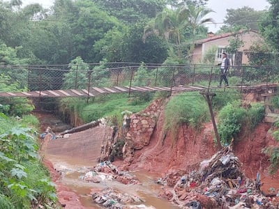 El precario puente ubicado sobre el Arroyo Guasu del barrio Mbocayaty de la ciudad de San Antonio fue clausurado por la municipalidad y los moradoes quedan aislados.