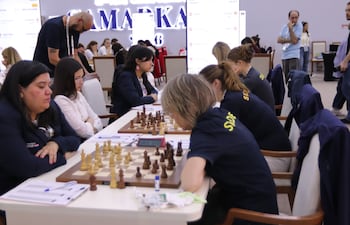 El equipo paraguayo femenino, a la izquierda, tuvo una gran partida contra las suecas, en la Olimpiada Mundial de Ajedrez, en Uzbekistán.
