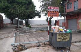 El cartel municipal dice "clausurado temporalmente"; sin embargo, el mirador de Itá Pytã Punta está en esa condición desde el año pasado.