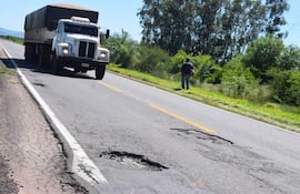 Los baches "adornan" la ruta PY01.