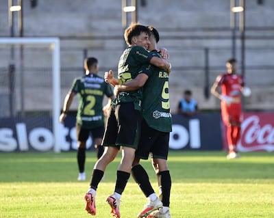 El extremo de Rubio Ñu, Sergio Fretes celebra una de las dos anotaciones que anotó a domicilio a Sportivo Ameliano, abrazando a Rodrigo Ruiz Díaz (9).