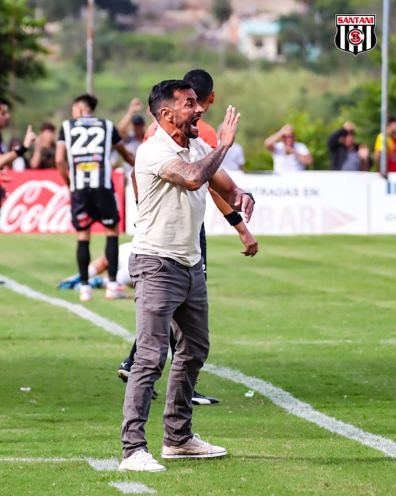 Julio César Irrazabal León (45 años), entrenador del Deportivo Santaní, el primer ascendido a la Primera División.