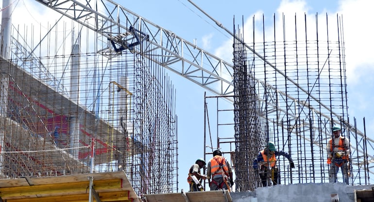 Unos 600 obreros trabajan construyendo los edificios, tres de los cuales están por terminarse.