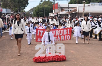 Los estudiantes de las distintas instituciones educativas rindieron homenaje a Itacurubí del Rosario por su anivrsario fundacional