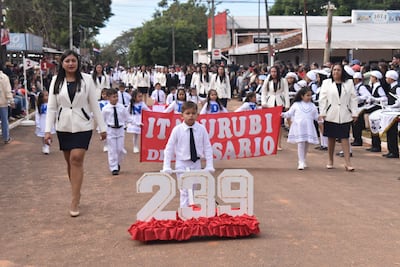 Los estudiantes de las distintas instituciones educativas rindieron homenaje a Itacurubí del Rosario por su anivrsario fundacional