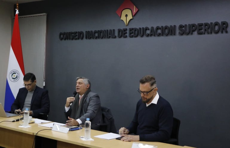 El ministro de Educación, Luis Ramírez, junto a su asesor, Hermann Weisensee y el rector de la Universidad Americana, Sergio Duarte.