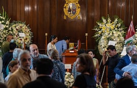 AME2986. LIMA (PERÚ), 11/03/2026.- Personas asisten a la velación del escritor peruano Alfredo Bryce Echenique este miércoles, en el Parque Universitario de la Universidad Nacional Mayor de San Marcos en Lima (Perú). Perú despide a Alfredo Bryce Echenique, su último gran escritor del siglo XX que alcanzó repercusión universal, quien falleció el martes a los 87 años . EFE/ John Reyes Mejia