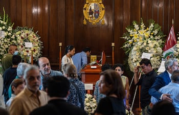 AME2986. LIMA (PERÚ), 11/03/2026.- Personas asisten a la velación del escritor peruano Alfredo Bryce Echenique este miércoles, en el Parque Universitario de la Universidad Nacional Mayor de San Marcos en Lima (Perú). Perú despide a Alfredo Bryce Echenique, su último gran escritor del siglo XX que alcanzó repercusión universal, quien falleció el martes a los 87 años . EFE/ John Reyes Mejia