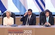 La presidenta de la Comisión Europea, Ursula von der Leyen (i), el presidente de Paraguay, Santiago Peña (c) y el presidente de Argentina, Javier Milei.